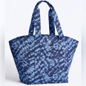 NWT Blue tie-dye weekender bag